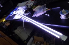 E52エルグランドのナンバーフレーム取付とグリルLED取付 光ると両側面に光が放射されます。