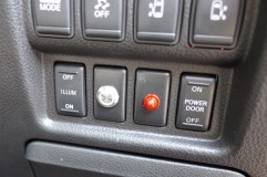E52エルグランドのナンバーフレーム取付とグリルLED取付 スイッチを車内に引き込んで、On/Off出来るようにしました。