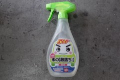  今回車内の清掃に使ったのはメラミンスポンジで一躍有名になった激落ちくんのメーカーRECが出している「水の激落ちくん」という洗剤です。この洗剤の洗浄力は本当にやばいです。 