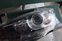 CX5のヘッドライト加工 持ち込んでいただいたヘッドライト。事故でライト交換するついでに加工するということで、今回は助手席側のみ。後日インストール当日に運転席も作業予定です。