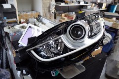 CX5のヘッドライト加工 あとはチューブを固定すればOKです。目頭の部分にも穴を開けて、配線が見えないように加工しています。