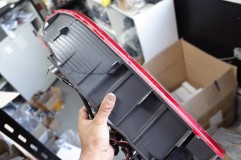 ハイエースのテールランプ修理 事故でバキバキの状態。