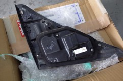 ヴェルファイアのリアゲート側テールランプ修理 裏蓋はビス止めになっているのでバラすのは比較的簡単です。