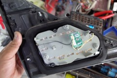 ヴェルファイアのリアゲート側テールランプ修理 基盤もきれいに外せるのに、このLEDだけで部品は出ないみたいです。