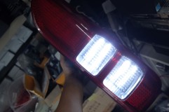 ハイエースのテールランプ修理 これほど粒を仕込んだユニットも珍しいですが、きれいに修理できました。