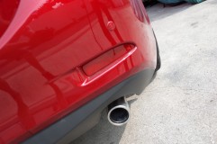  まずは取り外す前にチェック。HONDA系の車両はビス無しで止まっていることが多いので爪を外せば取れたりします。Mazdaはビス1個と爪の両方で固定されていました。 