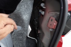  配線の引き込みは内張りを外すと見えます。 