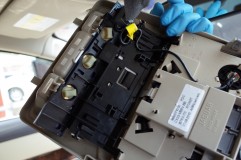 ジャガーXFの室内灯LED取付(持ち込み) フロントはユニットごと取り外します。国産車・輸入車問わず近年のトレンドですね。