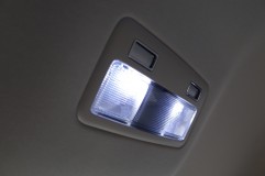 ジャガーXFの室内灯LED取付(持ち込み) リアはカバーが外れます。