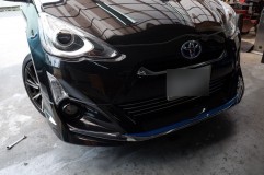 アクアの純正風デイライト加工 施工前に加工できそうな場所をお客様と打ち合わせしました。当初、バンパー下のダミーグリル的なところにアクリル加工でデイライトを仕込む予定でしたが、バンパー脱着・切り抜き・アクリル成形・LED制作とそこそこの加工賃が見込まれたため、もっと費用を抑えるために良い場所を見つけました。