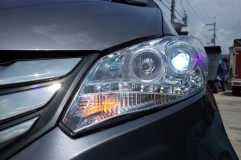 フリードのクリスタルアイ製ヘッドライト交換 今回ウィンカーもLED化しました。ヘッドライトロービームはプロジェクターになるので若干の光度は落ちると思いますが、後日お客様よりレビューをいただいたところ、「十分走行に支障のないレベルで明るさがあります」とのことでした。