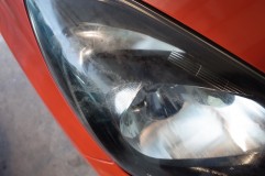 フィットRSのヘッドライト磨き・クリーニング・塗装 新車時にコーティングをされていたそうなので、ダメージは全部コーティング層でストップしています。そのため、コーティングを取り除いて再塗装すれば見違えるようにきれいになります。