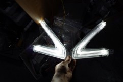 E52 エルグランド NISMOのヘッドライト加工 少しわかりにくいですが、左が加工後、右が加工前。肉眼で見ると明らかに加工後が2倍くらい明るくなっています。