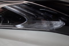60ハリアーのテールランプシーケンシャルとヘッドライトウィンカー加工 内部のLEDや配線類が丸見えにならないようにアクリル板で目隠しします。