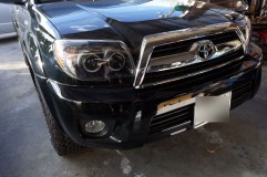 HILUX SURF (ハイラックスサーフ)のクリスタルアイ製ヘッドライト交換 この車両はバンパーを外さなくても、ヘッドライトだけ下ろすことが可能です。