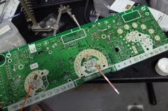 18クラウンのテールランプ修理とハイマウントストップランプ修理 メーターの針は無理やり外すと100%軸抜けします。専用工具を使って針を抜きます。