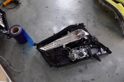 30機動戦士ヴェルファイア 襲来!! ヘッドライトを加工させていただきました。 それでは3日間に及ぶ作業を開始します。早速ヘッドライトを殻割りします。