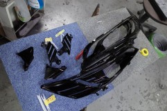 30機動戦士ヴェルファイア 襲来!! ヘッドライトを加工させていただきました。 今回側面に乳白アクリルでバー加工し、インナーも2液ウレタンで塗装しました。ウレタンで塗装すると後々の作業がかなりやりやすくなります。被膜が強いので少々拭き上げても傷が付きません。