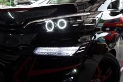 30機動戦士ヴェルファイア 襲来!! ヘッドライトを加工させていただきました。 これが通常状態で、イカリング2灯追加とサイドフィンにバー点灯です。ノーマルウィンカー部もデュアルカラー化しています。