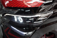 30機動戦士ヴェルファイア 襲来!! ヘッドライトを加工させていただきました。 追加したポジションランプは車内から引き込んでいます。ヘッドライト内にもスモール電源がありますが、コンピューター破損時の高額修理を避けるため、あえて車内の電源から分岐しています。