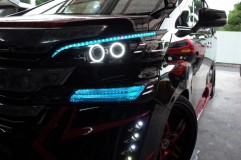30機動戦士ヴェルファイア 襲来!! ヘッドライトを加工させていただきました。 NeoPixelスイッチをONすることで眉毛とウィンカー部がオーロラ点灯します。