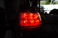 50エスティマのテールランプ修理 殻閉じは防水を気にしながら念入りに行います。交換チップも純正の3倍の容量を使いますので、耐久性は抜群です。
