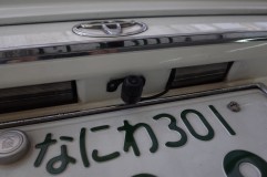  ガーニッシュを外すのは大変なので、ナンバー灯ユニットの開口から配線を引き込みます。後は車両の配線束と同じルートを通ってフロントまで映像線を通します。カメラはフロント・リアの切り替え付きタイプでガイドラインも選択できます。カメラアングルも固定後に変更することが可能なので、施工は非常にやりやすいです。映像もノイズも少なくきれいだと思います。これで3,500円なら非常にお買い得だと思います。 