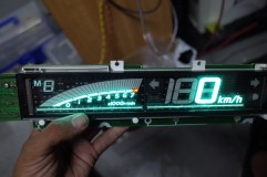 RG ステップワゴンの地デジチューナー取付とスピードメーター修理 悪い部品をすべて交換して無事修理完了。以前はまれに不具合が再発していましたが、最近は予備的に関連部品を交換するようにしているので、再発はほとんどなくなりました。万が一再発しても1年以内でしたら無償修理いたしますのでご安心ください。