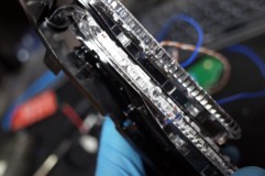 60ハリアーのヘッドライトシーケンシャルウィンカー(前期) LEDがアクリル棒の裏側に来るようにLEDを配置します。このままではあまり見栄えが良くないので加工します。