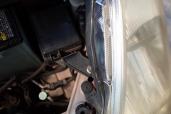  この車の助手席側は以外に大変です。バルブ交換のためにヒューズボックスを外す必要がありますが、どう考えてもヘッドライトに干渉してネジが外せません。いろいろな場所を緩めて作業を行いました。 