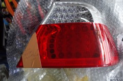 E46 BMWのテールランプ修理 正面向かって左下3個が不点灯とのこと。中古市場でも2万円弱の価格で、保証もないため当方での修理をご選択頂きました。当店ではLEDテールランプの修理に関して、保証期間を1年間設けております。