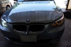 BMW 5シリーズ E60 のヘッドライトバルブ交換 ただこのヘッドライトですがユニット外さないとバルブ交換できません。 全部下ろすと大変なのでバンパーのビスを緩めてなんとか外しバルブを見ると 見事に真っ黒に