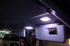 エスクワイアの室内灯LED化 バイザー裏の電球もLEDに交換しました。エスクワイアの室内灯セット(前・中・後)で3,300円(税別)です。専用設計LEDなので隙間なくぴったり取り付けることができ、施工後に位置がズレたり落ちてきたりすることもありません。