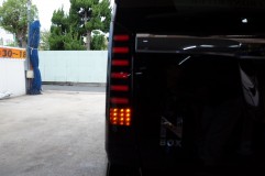 N-BOXカスタムのマフラー交換 今回の作業に合わせてテールランプもREIZのものに交換させていただきました。製作品質は90点程度で、ボディとの段差が若干気になりますが、デザインと施工性は優れています。