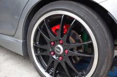スイフトスポーツのキャリパー塗装 リアブレーキはおもしろい位置にキャリパーが付いていますね。