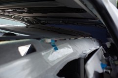  ABCピラーを外して室内灯ユニットを外し、手摺やバイザーを外し、色路を外して天井を落とし、7個のビスで固定されている間接照明を外します。約2時間かかります。 