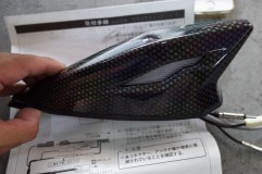 レヴォーグのテールランプ加工とToyota純正シャークフィンアンテナ取付 カバーは水圧転写していますが、センターを中心に左右対称になっています。大抵は左右対称にはなりません。この施工が出来るところは全国でも数少ないはずです。ちなみに当店では出来ません!