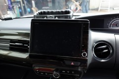  純正ナビをまず外します。当然新車ほやほやなので外し方はネットにも出ていません。 