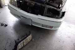  この車のヘッドライト交換ではヘッドライトユニットを取り外す必要があります。ネジ4個で止まっているのですが、裏側の2個が結構難しいです。外れてしまえばあとは各機器を固定するだけなので比較的簡単です。 