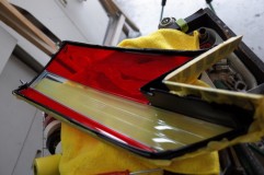 RCオデッセイのテールランプシーケンシャル化 ゲート側は部分切開では施工できませんので、完全切開で対応します。表のカバーのキワキワを狙って切り開きます。