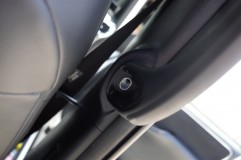  配線もちょうどよい穴が空いているのでそこに通します。 