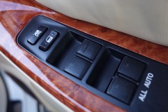  なにげにこの車はPWスイッチが一番のくせもの。内張り外さないと取り出せません。これが各ドア４枚・・・。 