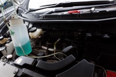  意味不明な液体を使って、EGRによって汚れた吸気系のバルブの汚れを除去します。今回動画が撮影出来ていませんでしたが、例によって白煙モクモク。ただ結構エンジン回しているということでしたので、比較的少なめでした。 
