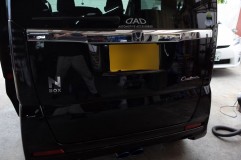 N-BOXカスタムのマフラー交換 エンジンを始動してみたところ、車検対応という仕様のため音量はこんなものでしょう。低音が張り出した感じになり、走行は未確認ですが、排気管の太さからするとかなりトルクフルになったのではないでしょうか。こうなると吸気系も弄りたくなりますね。