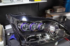 30系 ハリアーのヘッドライト加工 側面と眉毛もブラック仕様に。リング部分のブルーが目立ちますね。
