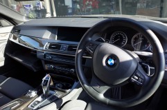  このぐらいの年式のBMWはパネル類ははめ込み式が多いです。 