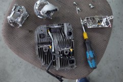 トヨタ純正ヘッドライトLED(ロービーム)の明るさUPとホワイト化 早速不要な部分を取り払い、LEDのプロジェクター部のみにしました。LEDチップは3個で、順電圧12Vで直列36V仕様です。今回昇圧ドライバーは欠品のため、新たに回路を作り変えました。