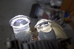 トヨタ純正ヘッドライトLED(ロービーム)の明るさUPとホワイト化 まずは色を白っぽくするだけのテストを行いました。写真の左側のプロジェクターには青いフィルムを貼って、光を透化させることで色味を白っぽく変化させています。