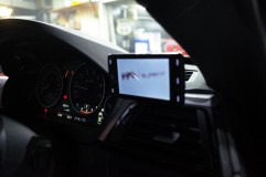  レーダーはエアコンダクトに挟み込むように固定しました。 
