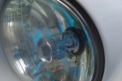 30エスティマのフォグランプHID施工 H3規格にはaからdまであるため、汎用品のHIDバルブだと寸法が合わないことがよくあります。今回もバルブをはめたところ取付は出来ますが、完全にきれいにハマっていません。バルブが斜めになっていることがわかると思います。